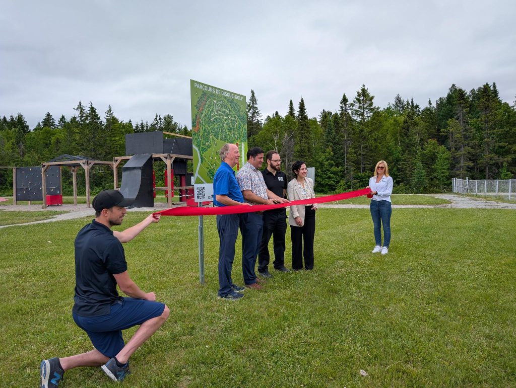 La cérémonie de coupe de ruban à l'inauguration officielle du parcours.